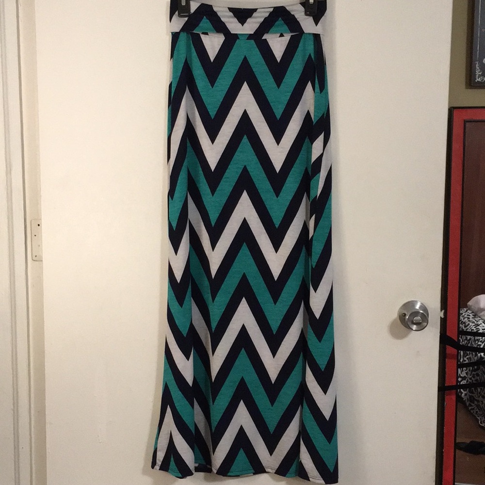 💚🤍🖤 Chevron Maxi Skirt (S) fold-over waistband
